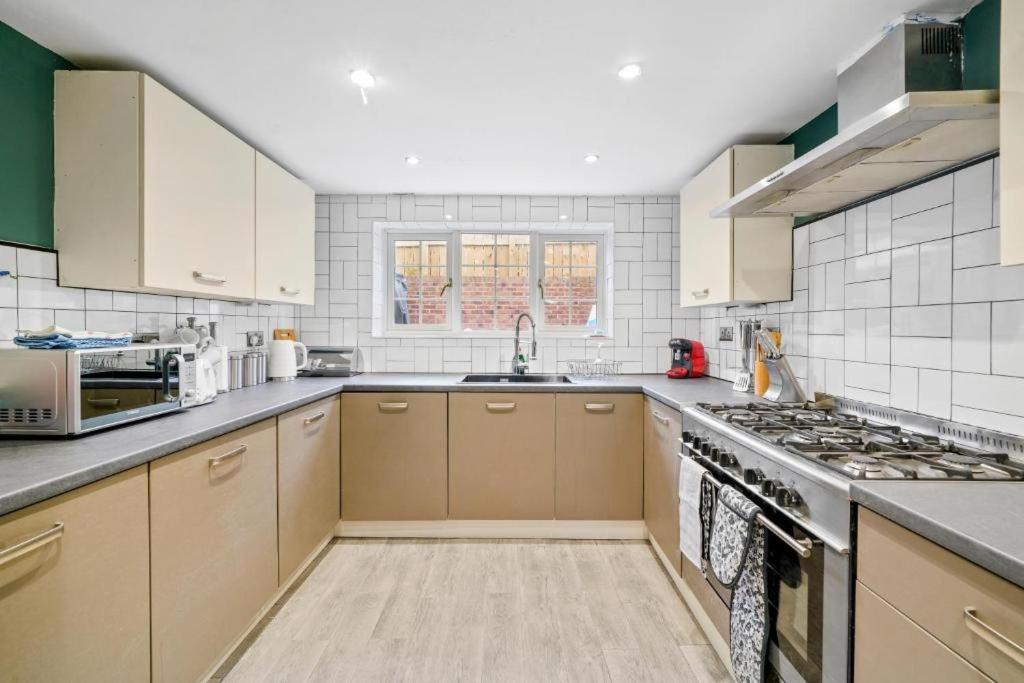 Deluxe 5 Bed In Central Whitby - Parking - Hot Tub Luaran gambar